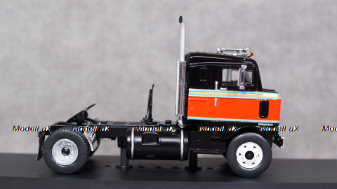 Kenworth Bullnose 1950 black/red, TR036, IXO 1:43