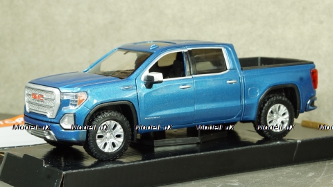 GMC Sierra 1500 Denali Crew Cab metallic-blue, MOM79362BLUE, MotorMax 1:24