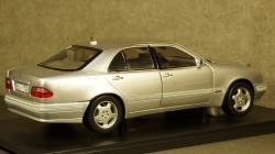 Mercedes E320 W210 2001 Brilliant Sliver, SunStar 1:18