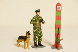 Фигурка пограничник с овчаркой, ружье и пограничный столб Артель "Universal" 1:43