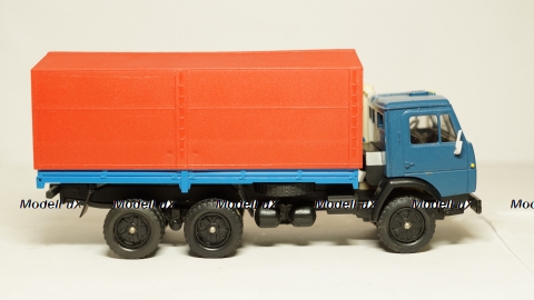 Камаз 5320 с тентом на резине синий/красный