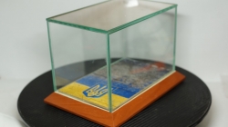 Стеклянный бокс с подставкой, 1:43