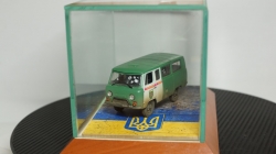 Стеклянный бокс с подставкой, 1:43