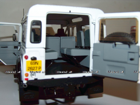 Land Rover Defender 110 Station Wagon 1:18 