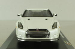 Nissan GT-R 2009 white, Bburago 1:32 