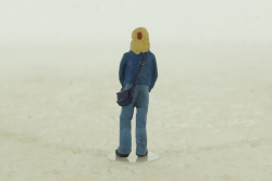 Фигурка Девушка в джинсах,  209а, BM-Toys 1:43