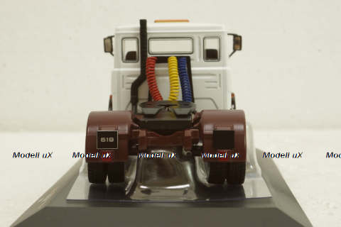 Fiat 690 T1 (1961) white, TR126, IXO 1:43