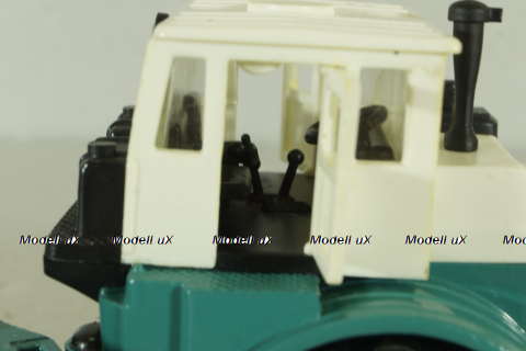 К-701 Кировец, белый/зеленый, з-д Двигатель 1:43  