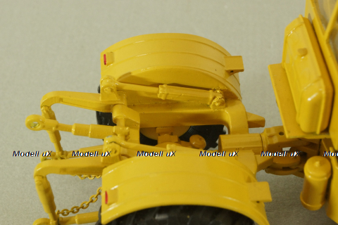 К-701 Кировец, трактор 1971, желтый Minigrad 1:43