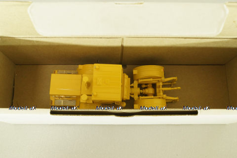 К-701 Кировец, трактор 1971, желтый Minigrad 1:43