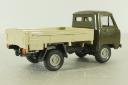 Уаз-3303 бортовой, хаки/бежевый, Русская миниатюра 1:43