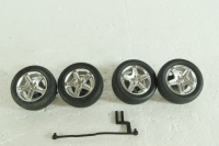 Комплект резины с дисками и рулевой тягой на Mercedes AMG 1:18