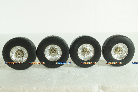 Комплект резины с дисками №1 на Ford 1:18