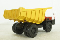Белаз-7526 карьерный самосвал, красный/желтый, Н006, Наш Автопром 1:43