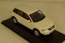 Volkswagen Touareg V10 TDI 2003 white, 400052001, Minichamps 1:43