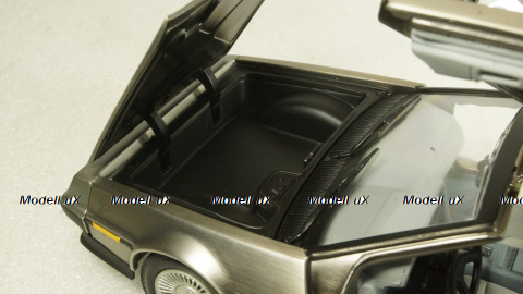 DeLorean DMC-12 1981, SunStar 1:18