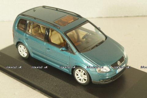 Volkswagen Touran 2003, light green, Minichamps 1:43