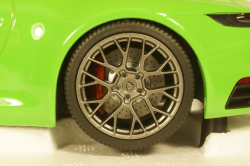 Porsche 911 (992) Carrera 4S 2019 green, Minichamps 1:18