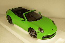 Porsche 911 (992) Carrera 4S 2019 green, Minichamps 1:18