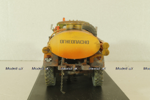 АТЗ 4,4 бензовоз на шасси Зил-131, со следами эксплуатации, Improved models 1:43