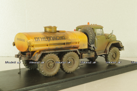 АТЗ 4,4 бензовоз на шасси Зил-131, со следами эксплуатации, Improved models 1:43