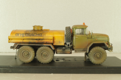 АТЗ 4,4 бензовоз на шасси Зил-131, со следами эксплуатации, Model43 1:43
