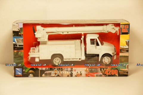 International 4200 Digger Truck