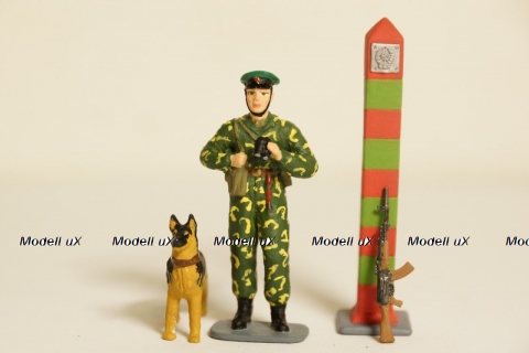 Фигурка пограничник с овчаркой, ружье и пограничный столб Артель "Universal" 1:43