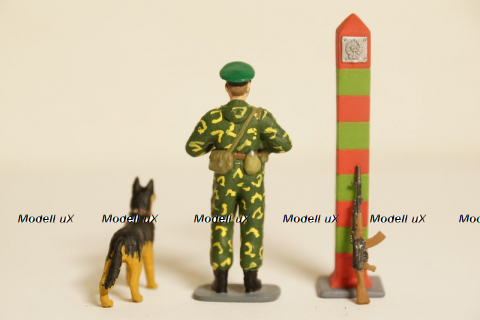 Фигурка пограничник с овчаркой, ружье и пограничный столб Артель "Universal" 1:43