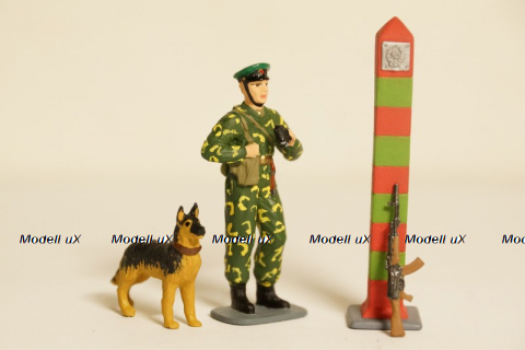 Фигурка пограничник с овчаркой, ружье и пограничный столб Артель "Universal" 1:43