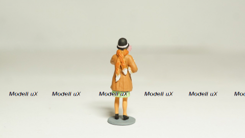 Фигурка Дама в пальто с собачкой в руках,Артель "Universal" 1:43 