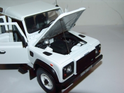 Land Rover Defender 110 Station Wagon 1:18