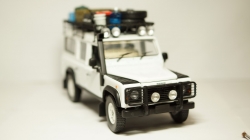 Land Rover Defender 110 Station Wagon, Universal Hobby 1:18 