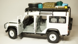 Land Rover Defender 110 Station Wagon, Universal Hobby 1:18 