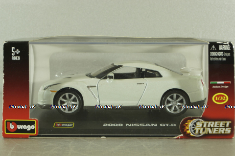 Nissan GT-R 2009 white, Bburago 1:32 