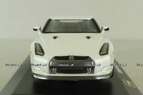 Nissan GT-R 2009 white, Bburago 1:32 