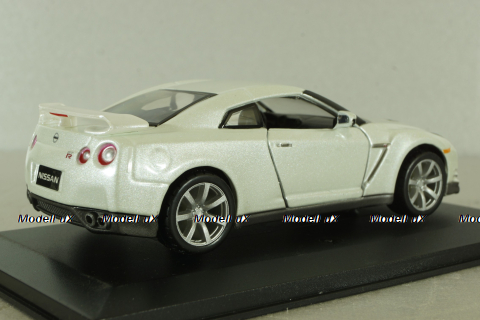 Nissan GT-R 2009 white, Bburago 1:32 