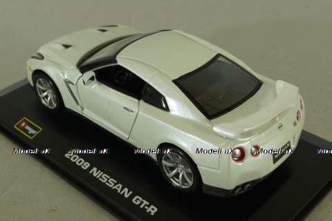 Nissan GT-R 2009 white, Bburago 1:32 