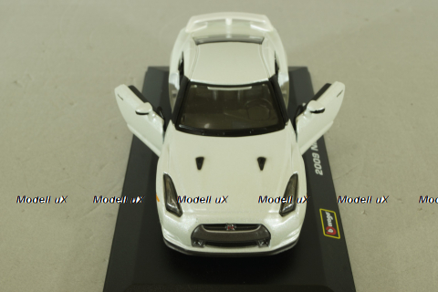 Nissan GT-R 2009 white, Bburago 1:32 