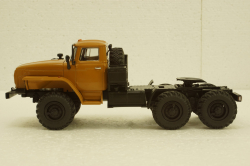 Урал-44202-0311-31 тягач оранжевый, АвтоИстория 1:43