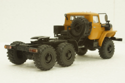 Урал-44202-0311-31 тягач оранжевый, АвтоИстория 1:43