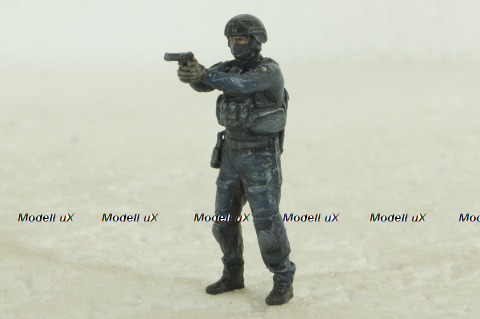 Фигурка Боец подразделение особого назначения КОРД с пистолетом, Vilen Model 1:43