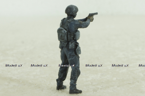 Фигурка Боец подразделение особого назначения КОРД с пистолетом, Vilen Model 1:43