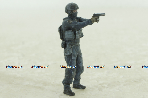 Фигурка Боец подразделение особого назначения КОРД с пистолетом, Vilen Model 1:43