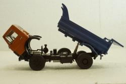 Маз-5551 самосвал 1988г оранжевый/синий, АвтоИстория 1:43