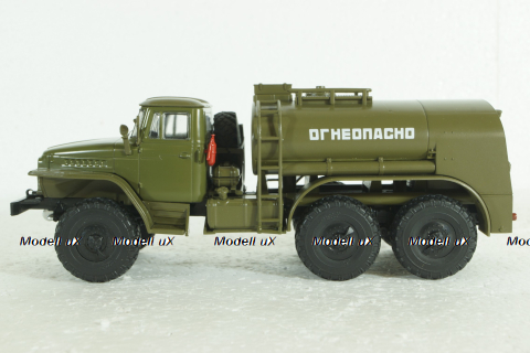 Урал-ТЗ-5 (375) Топливозаправщик на шасси Урал-375 Легендарные Грузовики СССР №10, 1:43