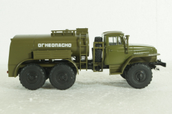 Урал-ТЗ-5 (375) Топливозаправщик на шасси Урал-375 Легендарные Грузовики СССР №10, 1:43