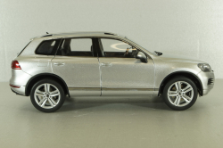 Volkswagen Touareg TSI 2010, silver, 08822CS, Kyosho 1:18