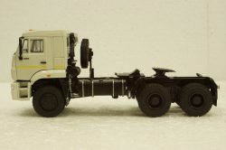 Камаз-65225 тягач 6х6, білий, АвтоИстория 1:43