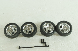 Комплект резины с дисками и рулевой тягой на Mercedes AMG 1:18